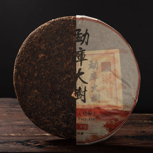 Mengku Big Tree, 2011 – Shou Pu-Erh Kuchen, halb unverpackt, halb im Wrapper