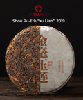 Shou Pu-Erh Yu Lian 2019 – Kuchen halb ausgepackt, halb im Wrapper