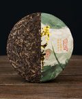 Sheng Pu-erh Tea "Fei Ping", 2020, from Yunnan – Sheng Pu-Erh Kuchen, halb unverpackt, halb im Wrapper