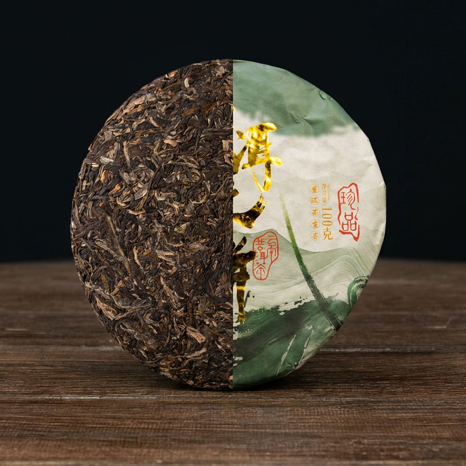 Sheng Pu-erh Tea "Fei Ping", 2020, from Yunnan – Sheng Pu-Erh Kuchen, halb unverpackt, halb im Wrapper