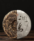 Le Qing Xiang Bingdao, 2014 – Sheng Pu-Erh Kuchen, halb unverpackt, halb im Wrapper