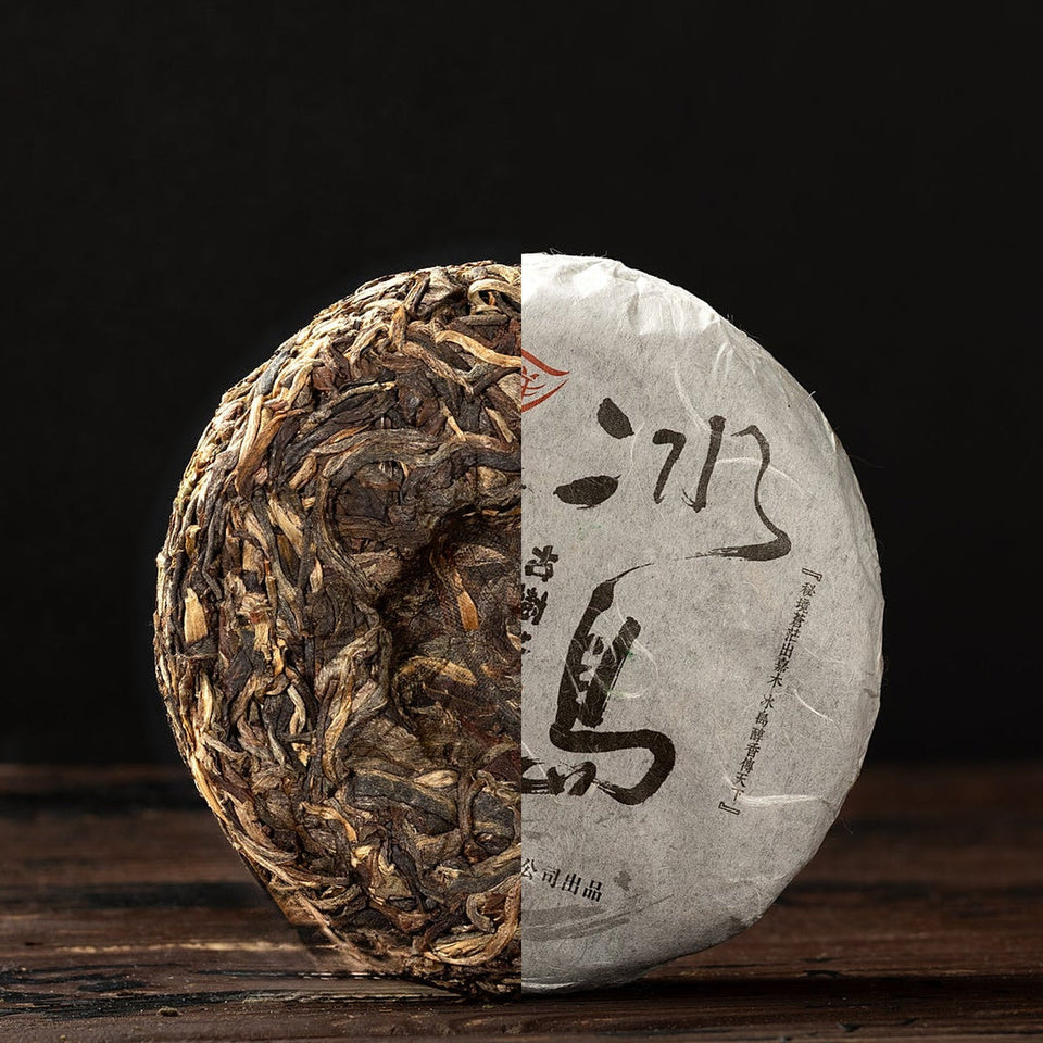 Le Qing Xiang Bingdao, 2014 – Sheng Pu-Erh Kuchen, halb unverpackt, halb im Wrapper