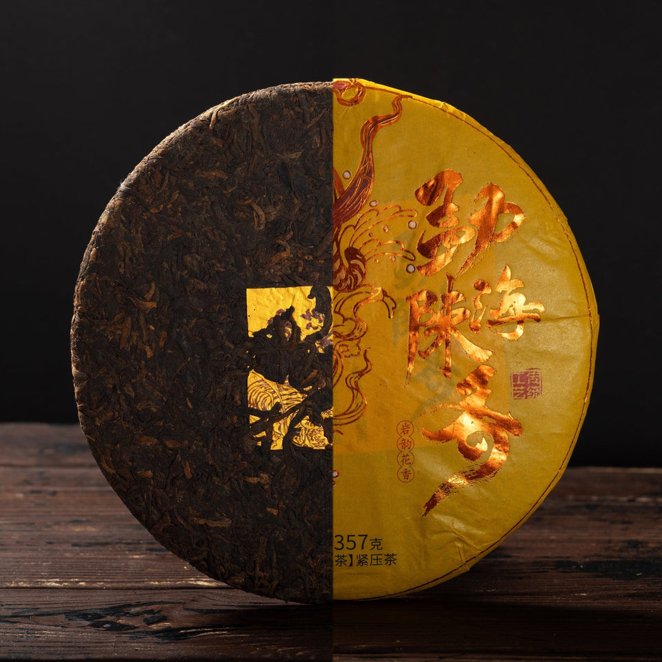Chenxiang, 2019 – Shou Pu-Erh Kuchen, halb unverpackt, halb im Wrapper