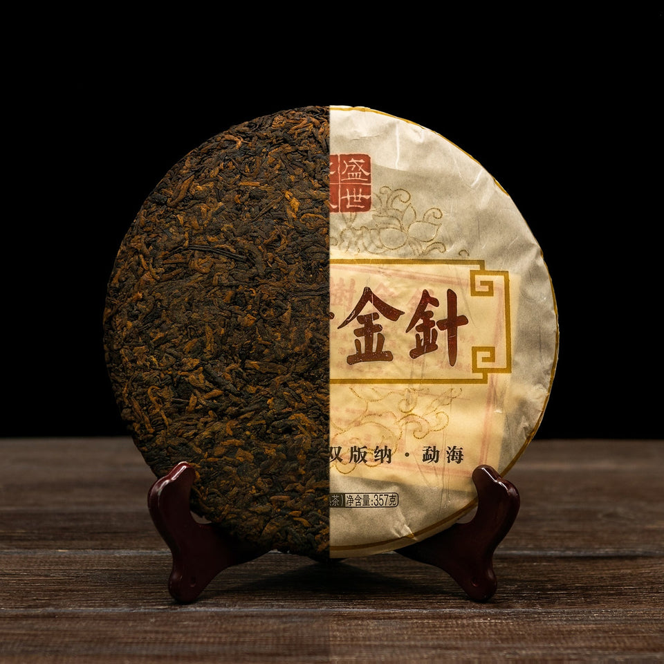 Ancient Tree Golden Needle, 2008 – Shou Pu-Erh Kuchen, halb unverpackt, halb im Wrapper
