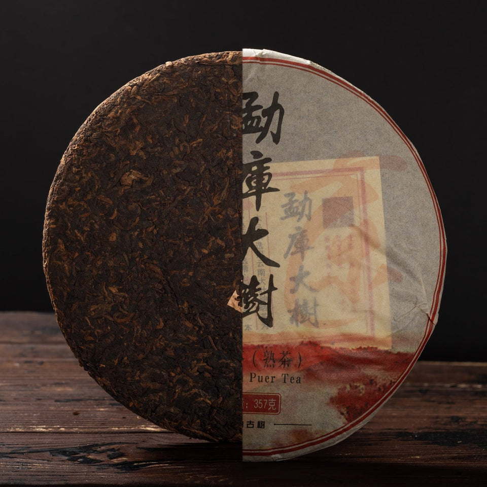 Mengku Big Tree, 2011 – Shou Pu-Erh Kuchen, halb unverpackt, halb im Wrapper
