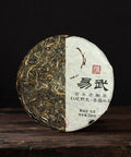 Yi Wu Chun Yun, 2023 – Sheng Pu-Erh Kuchen, halb unverpackt, halb im Wrapper
