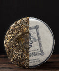 Yi Wu Wan Gong, 2021 – Sheng Pu-Erh Kuchen, halb unverpackt, halb im Wrapper