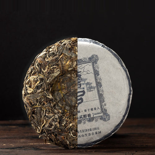 Yi Wu Wan Gong, 2021 – Sheng Pu-Erh Kuchen, halb unverpackt, halb im Wrapper